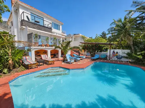 SeaViu house and garden pool in daylight